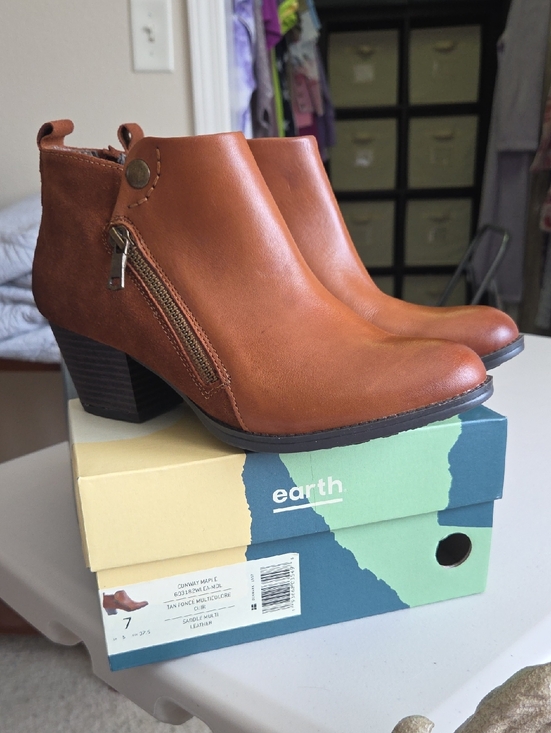 Earth Shoes - New Earth Tan Leather Side-Zip Ankle Booties Sz7